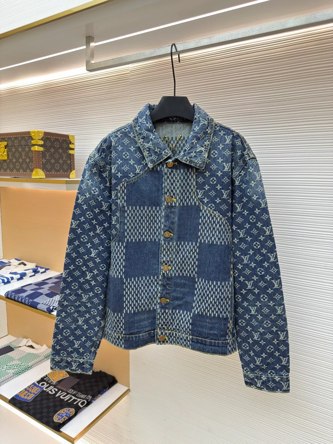 LOUIS VUITTON x Nigo classic checkerboard denim jacket ●Authentic product: purchased and developed by 20899 ●Item number: 1680329-B60 ●Fabric: denim fabric ●Technology: jacquard production ●Version: fitted version ●Weight: about 1025 grams ●Size: 46-48-50-52 ●Description: After manual typesetting and positioning and cutting, the fabric wear is very large, the cuffs are aligned, the back jacquard is lined up horizontally, the front and back splicing process perfectly restores the original effect, the jacquard pattern size and spacing are the same, the pattern width is consistent, and the workmanship is very complicated. The overall wiring is straight and delicate, the fabric is comfortable and soft, and the color is consistent without color difference. It can be matched with the same style to create a fashionable look and control various occasions. Customized accessories, complete with three standards, same style for men and women!